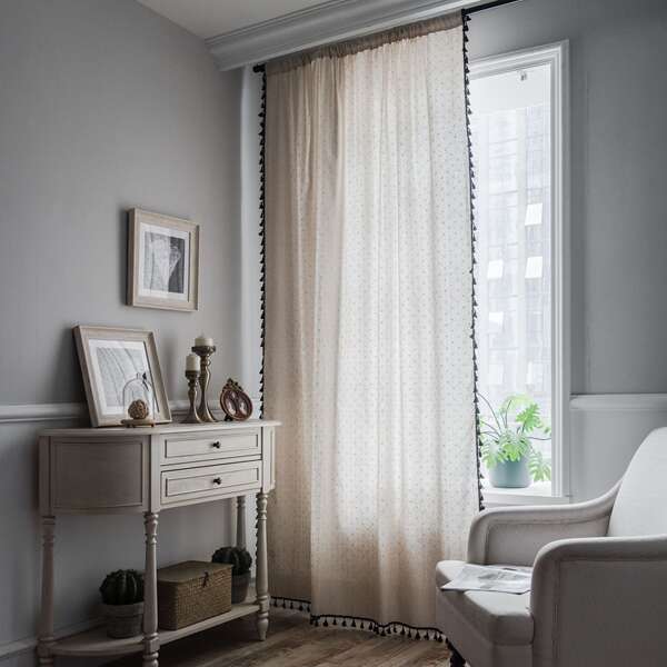 As cortinas da cozinha são feitas de cor preta, semelhante às cortinas da cozinha.