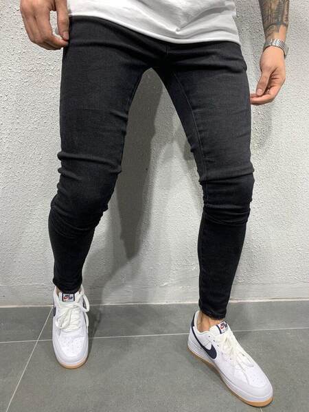 Jovens europeus e americanos de alta qualidade com as pernas apertadas de jeans independentes de comércio exterior