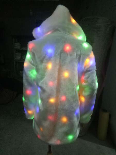 Novo modelo de venda rápida de imitação de couro de coelho casaco de couro de coelho com chapéu de comércio exterior feminino cena de festas colorido LED moda