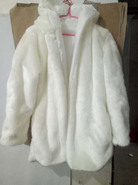 Novo modelo de venda rápida de imitação de couro de coelho casaco de couro de coelho com chapéu de comércio exterior feminino cena de festas colorido LED moda
