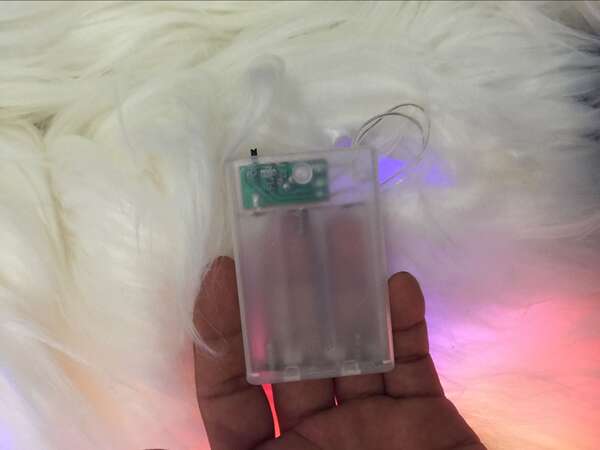 Novo modelo de venda rápida de imitação de couro de coelho casaco de couro de coelho com chapéu de comércio exterior feminino cena de festas colorido LED moda