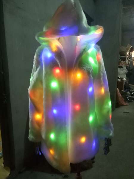 Novo modelo de venda rápida de imitação de couro de coelho casaco de couro de coelho com chapéu de comércio exterior feminino cena de festas colorido LED moda