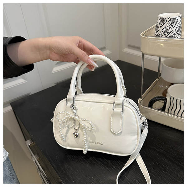 Bolsa feminina de ombro com laço de pérola