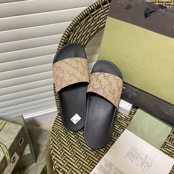 Jovens e mulheres da mesma faixa etária em casa com sapatos de praia em casa