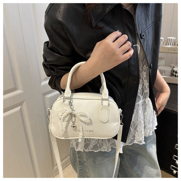 Bolsa feminina de ombro com laço de pérola