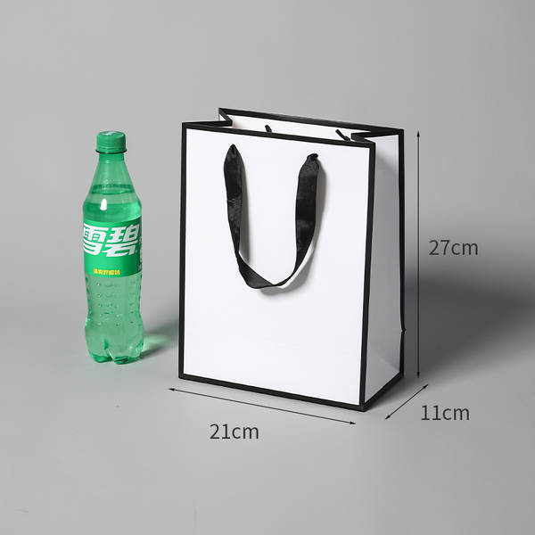 Saco de papel com logo para loja de roupas