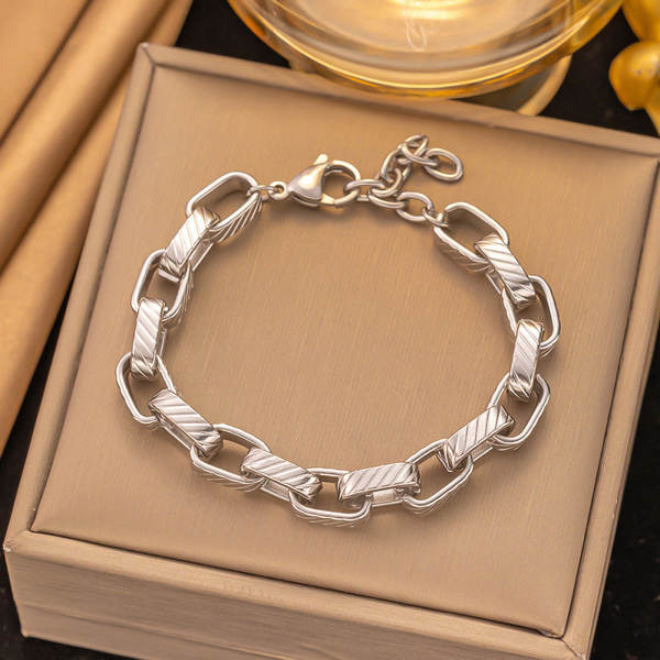 Lanche de aço transfronteiriço de Dongguan não cai de cor novo modelo japonês coreano acessório lanche mulher 18k ouro moda leve e luxuosa sensação de luxo