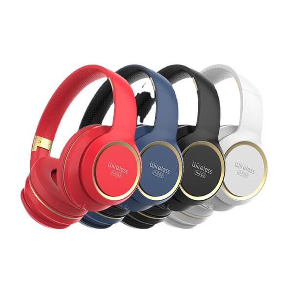Wearing wired headphones com fones de ouvido elétricos