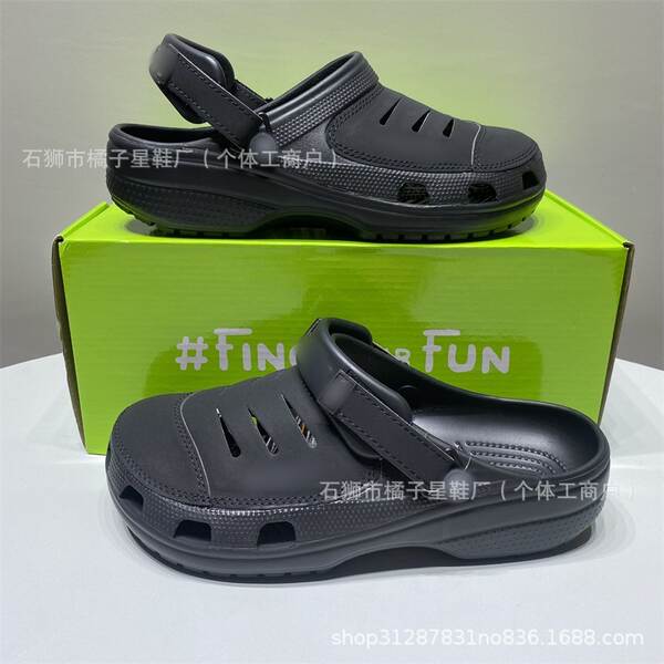 Sapatos de areia ao ar livre e confortáveis para os homens e para as mulheres de praia para o ar livre.