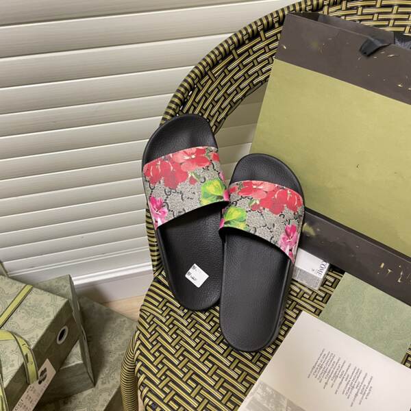 Jovens e mulheres da mesma faixa etária em casa com sapatos de praia em casa