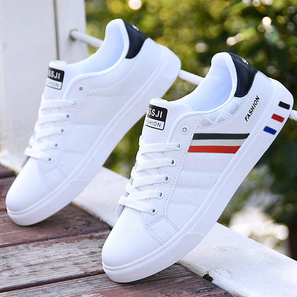 Sapatos esportivos brancos