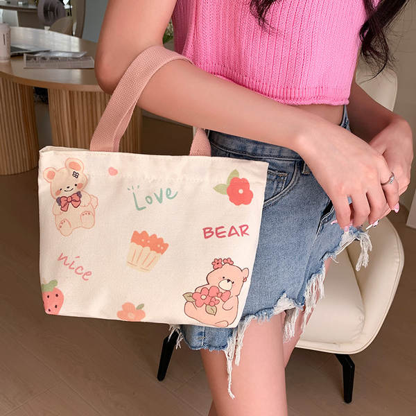 Avaliações sobre a bagagem de mão de uma garota com um saco de mão de uma garota