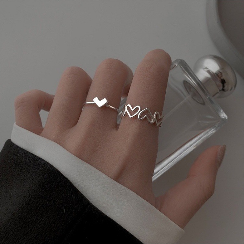 O anel de amor feminino é um anel que pode ser ajustado.