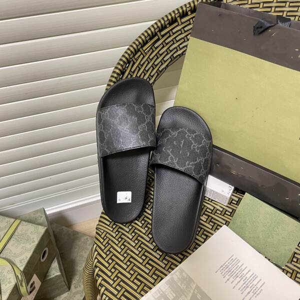Jovens e mulheres da mesma faixa etária em casa com sapatos de praia em casa