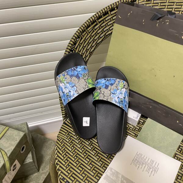 Jovens e mulheres da mesma faixa etária em casa com sapatos de praia em casa