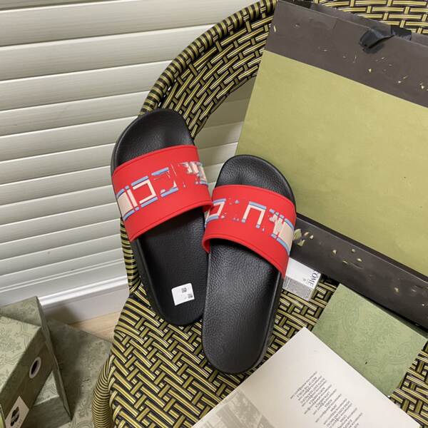 Jovens e mulheres da mesma faixa etária em casa com sapatos de praia em casa