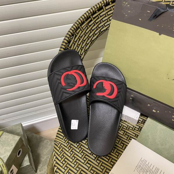 Jovens e mulheres da mesma faixa etária em casa com sapatos de praia em casa