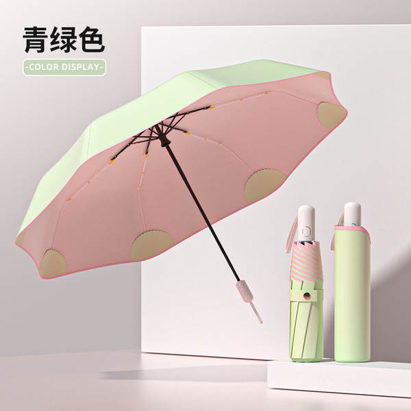 Um guarda-chuva automático masculino reforçado com chuva e chuva dois com um guarda-chuva feminino triplo e um guarda-chuva de sol dobrável
