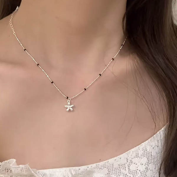S925 Puro Prata Borboleta Colar Mulheres Pequenos Design Simples Delicioso doce e luxuoso Cadeia de cordão de serpente Sensor avançado