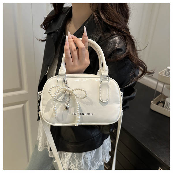 Bolsa feminina de ombro com laço de pérola