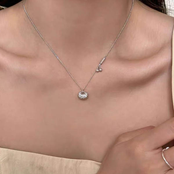 S925 Puro Prata Borboleta Colar Mulheres Pequenos Design Simples Delicioso doce e luxuoso Cadeia de cordão de serpente Sensor avançado